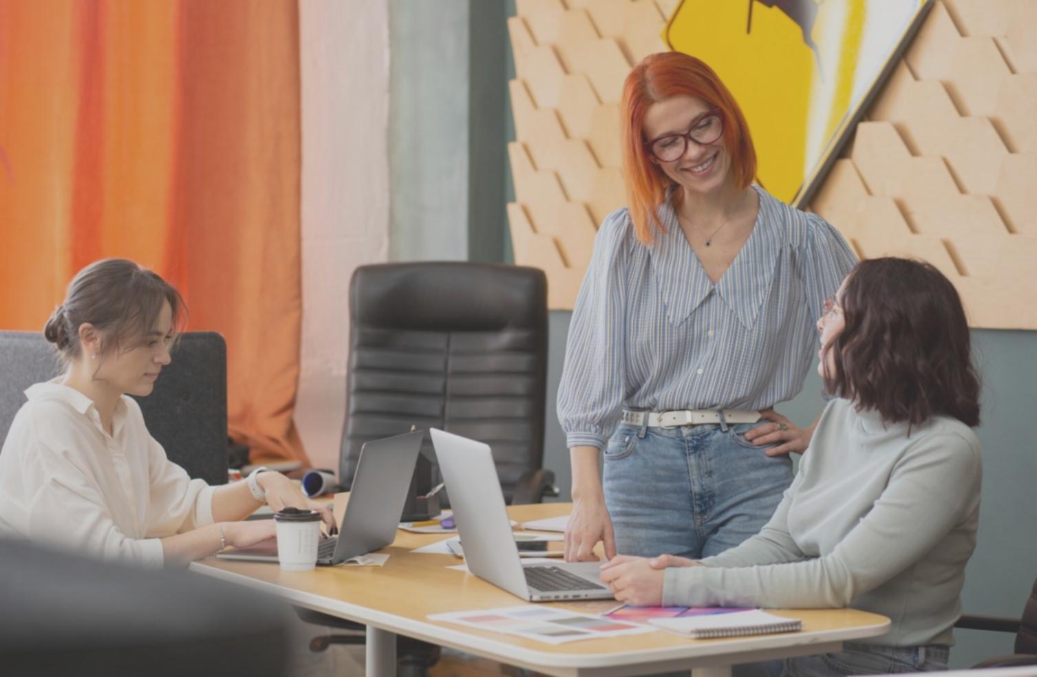 Arbeitsplatz mit Laptop und Finanzunterlagen während Online-Lerneinheit