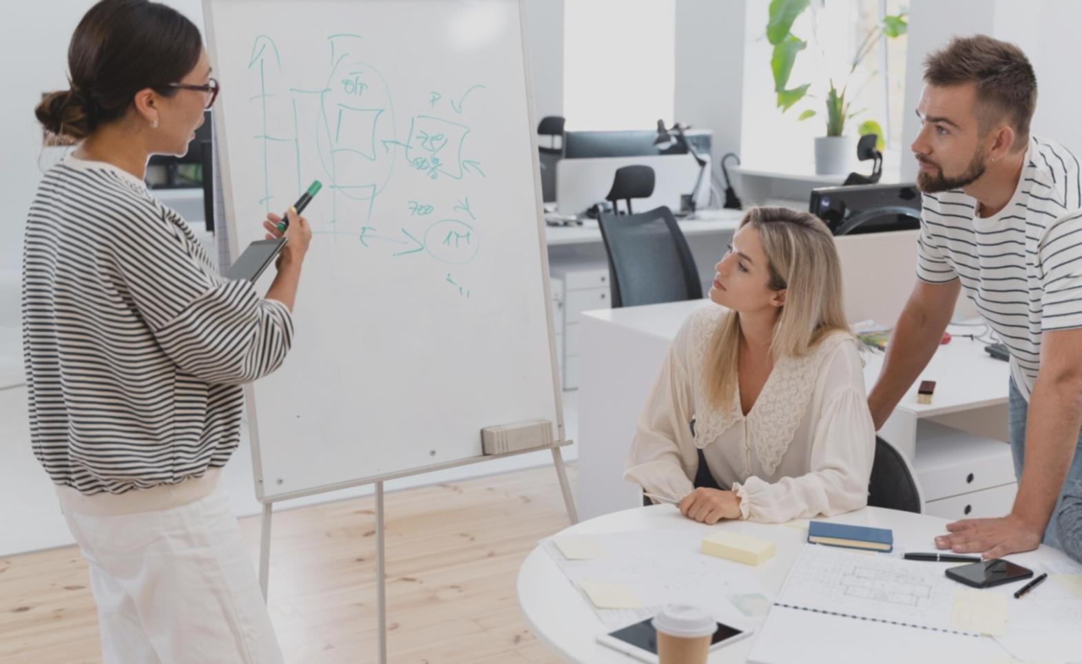 Organisierter Arbeitsplatz mit Finanzunterlagen und digitalen Tools